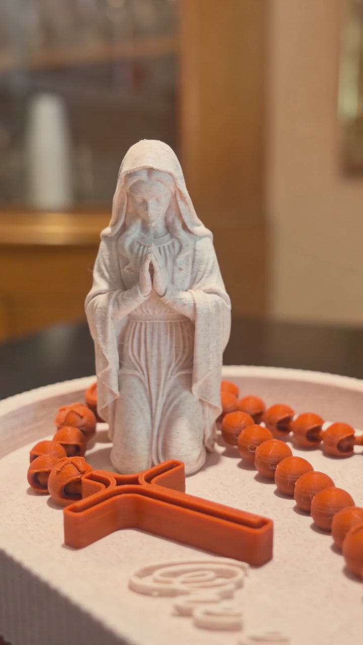 Printed Virgin Mary Rosary Set – “Ore e Confie” Prayer Tray with Kneeling Madonna, Cross & Beads | Catholic Home Decor Gift